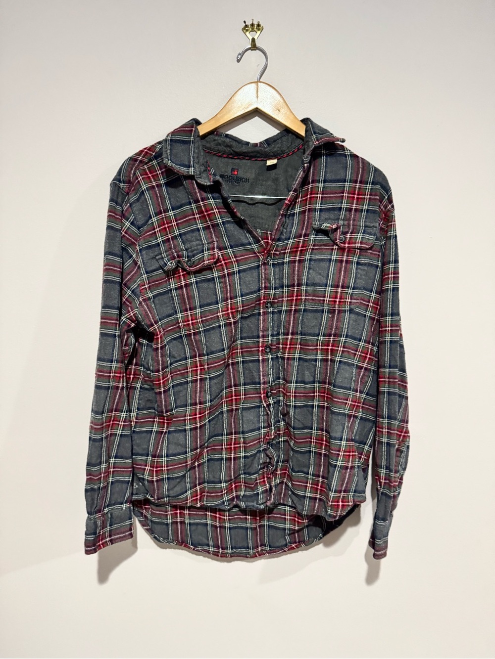Woolrich women's L Gray Red Plaid Flannel Long Sleeve Button-Up Shirt Pockets